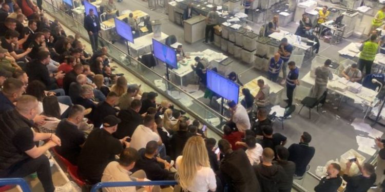Përfundon numërimi i votave të diasporës për Lezhën! PD mban mandatin, tensione në sallë