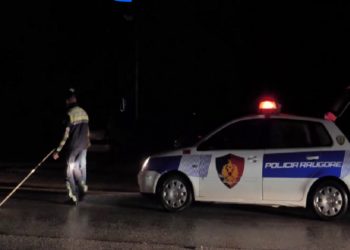 Aksident në Krumë/ Makina humb kontrollin dhe del nga rruga, plagosen babë e bir