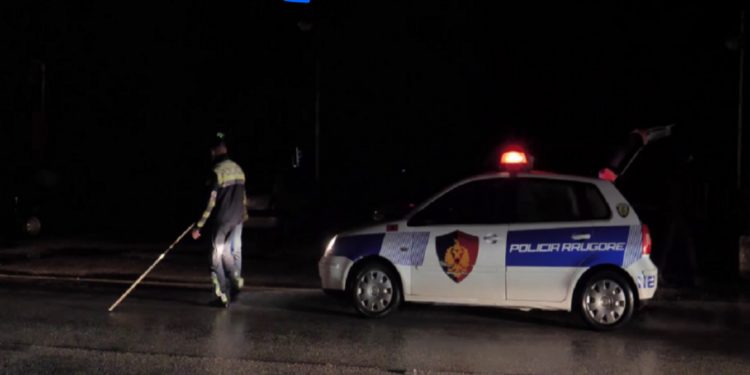 Aksident në Krumë/ Makina humb kontrollin dhe del nga rruga, plagosen babë e bir