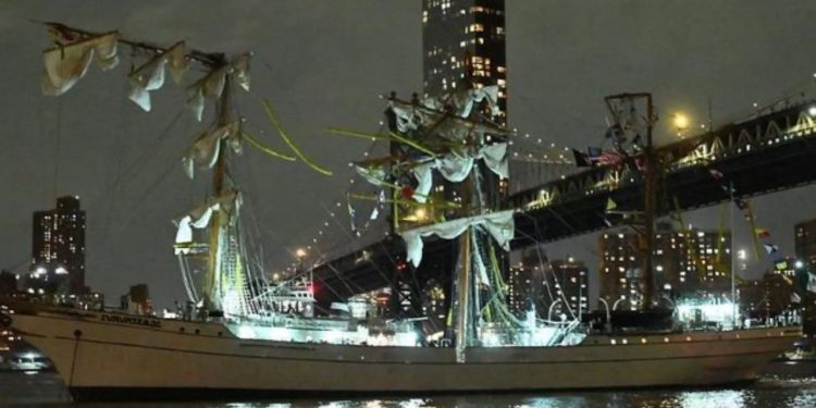 Anija e Marinës Meksikane përplaset në Urën e Brooklyn në New York, dy persona humbin jetën, të paktën 19 të plagosur