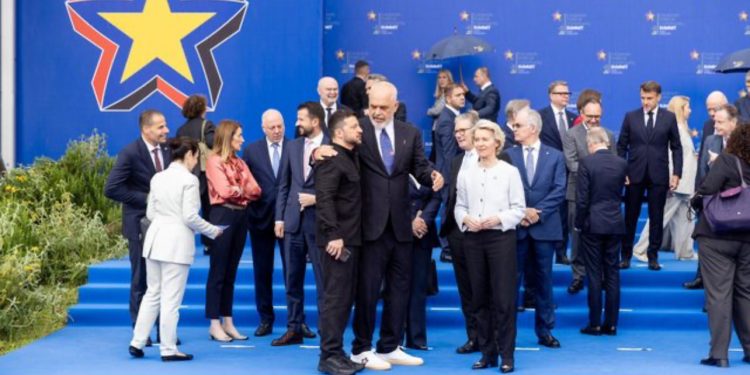 FOTOLAJM/ Rama publikon pamjet nga Samiti i Komunitetit Politik i mbajtur në Tiranë: Mikpritja shqiptare për Evropën