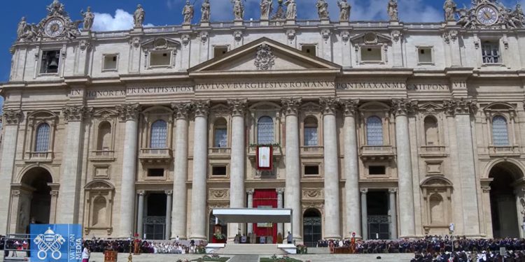FOTOLAJM/ Ceremonia e përurimit të Papa Leonit të XIV, mijëra besimtarë në Vtikan, delegacione nga e gjithë bota të pranishme