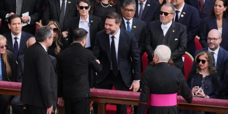 FOTOLAJM/ Ceremonia e përurimit të Papa Leonit të XIV, “shkrihen akujt” mes Zelenskyt dhe JD Vance në Vatikan, komunikime mes Rubios dhe Melonit