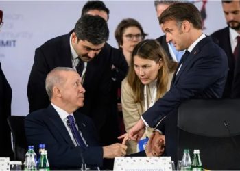 VIDEO/ Erdogan i shtrëngoi Macron gishtin e mesit në Tiranë. Çfarë fshihte shtrëngimi i vështirë i duarve?