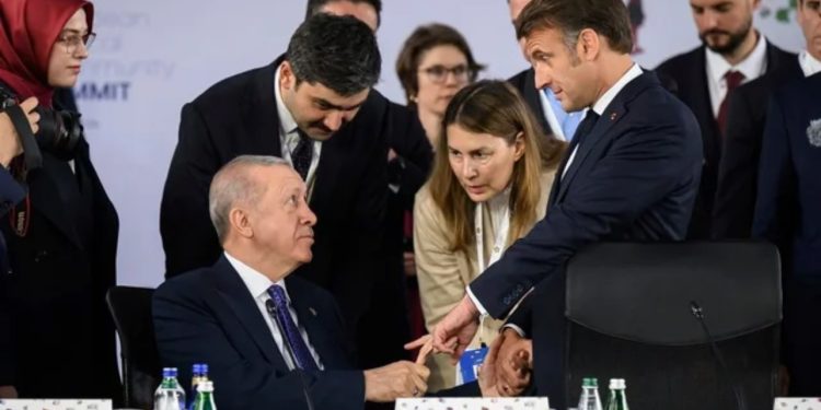 VIDEO/ Erdogan i shtrëngoi Macron gishtin e mesit në Tiranë. Çfarë fshihte shtrëngimi i vështirë i duarve?