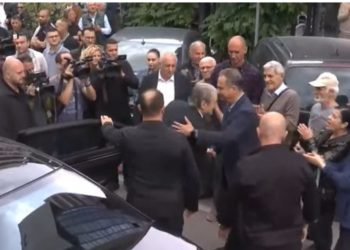 Në zbatim të masës “detyrim paraqitje”/ Sali Berisha paraqitet në SPAK, mbështetësit e tij mblidhen para Prokurorisë