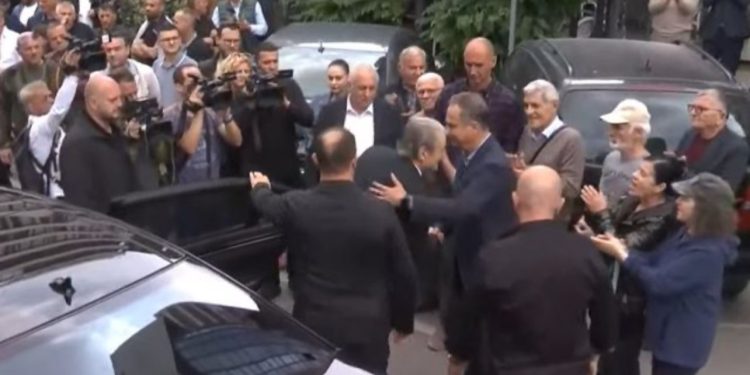 Në zbatim të masës “detyrim paraqitje”/ Sali Berisha paraqitet në SPAK, mbështetësit e tij mblidhen para Prokurorisë