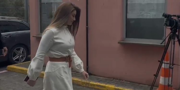 Në zbatim të masës “detyrim paraqitje”, Ajola Xoxa mbërrin në Prokurorinë e Posaçme