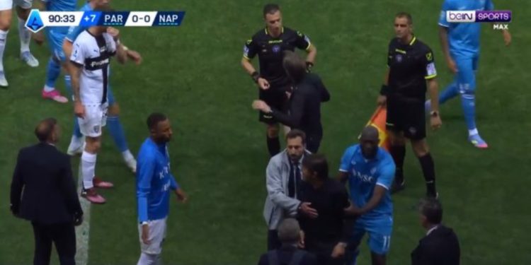 VIDEO/ Antonio Konte dhe trajneri i Parmës shahen me ulërima, si ndodhi sherri masiv dhe pasuan kartonët e kuq