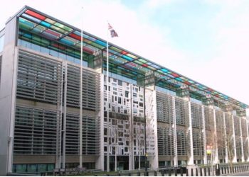 Deklaronte se kishte ndryshur orientimin seksual, shqiptarit i mohohet azili në Britani, rezultoi i martuar me një grua