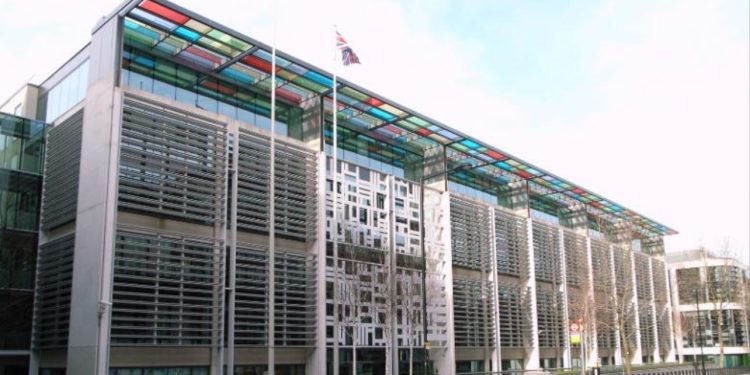 Deklaronte se kishte ndryshur orientimin seksual, shqiptarit i mohohet azili në Britani, rezultoi i martuar me një grua