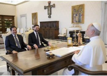 JD Vance, takim me Papa Leonin XIV në Vatikan, i dorëzon ftesën zyrtare për vizitë në SHBA