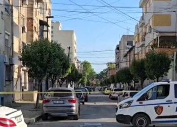 FOTO/ Vrasja e 29-vjeçarit në Durrës, dalin pamjet nga vendi i ngjarjes, zona e rrethuar nga policia