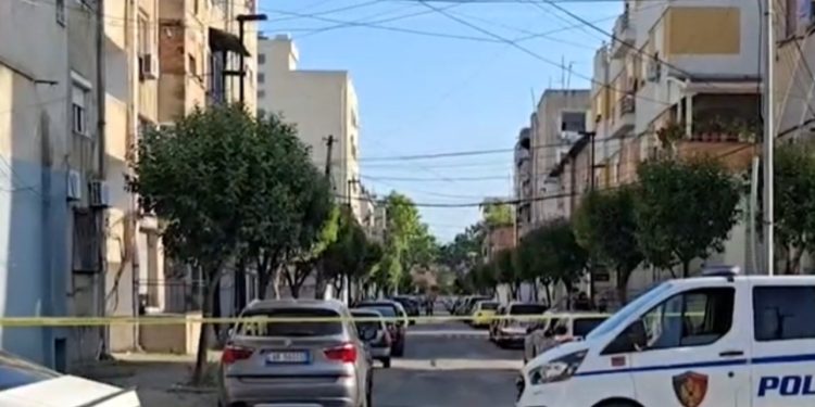 FOTO/ Vrasja e 29-vjeçarit në Durrës, dalin pamjet nga vendi i ngjarjes, zona e rrethuar nga policia