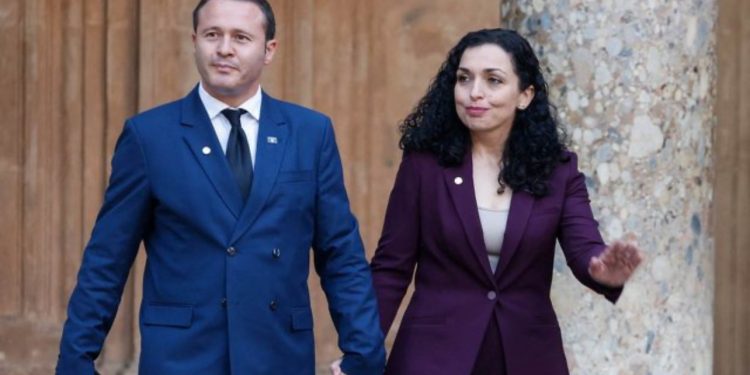 “Një plumb e zgjidh”/ Bashkëshorti i Osmanit reagon ashpër: Presidentja po merr dhjetëra kërcënime me jetë! Kur institucionet heshtin, dhuna natyrshëm që flet