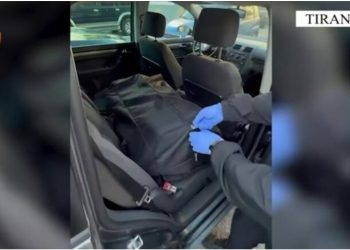 U ndaluan nga policia në aksin “Mamurras-Kashar”, gjenden 60 kg drogë në mjet, vihen në pranga dy persona