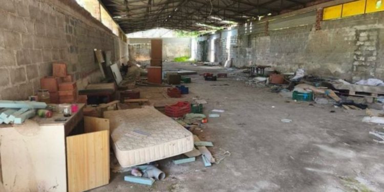 E rëndë në Greqi/ Trupi i një 36-vjeçari shqiptar gjendet i varur dhe i dekompozuar në një magazinë, autoritetet dyshime për ngjarje kriminale