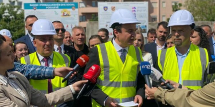 Ngërçi politik në Kosovë, Kurti nuk u përgjigjet gazetarëve në Podujevë: Çështjet e tjera të bllokimit janë në Prishtinë, ne jemi për ndërtim këtu!