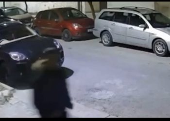 VIDEO/ Qytetarët vrapojnë të tmerruar sapo dëgjojnë të shtënat, dalin pamjet e momentit të vrasjes së 29-vjeçarit në Durrës