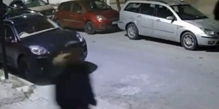 VIDEO/ Qytetarët vrapojnë të tmerruar sapo dëgjojnë të shtënat, dalin pamjet e momentit të vrasjes së 29-vjeçarit në Durrës