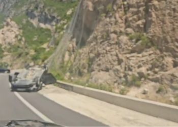 Tiranë/ Aksidentohen dy makina, njëra përmbyset në rrugë