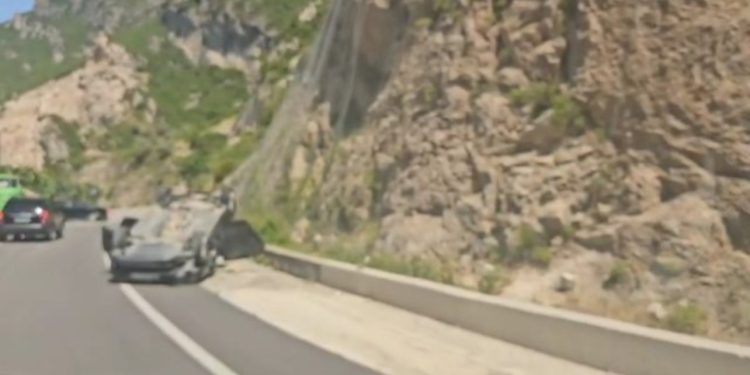 Tiranë/ Aksidentohen dy makina, njëra përmbyset në rrugë