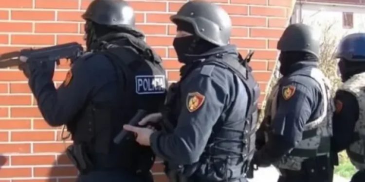 Operacion me shkallë të gjerë/ Policia zbarkon në Tiranë, Durrës, Fier e Vlorë. Kontrolle dhe urdhër-arreste!