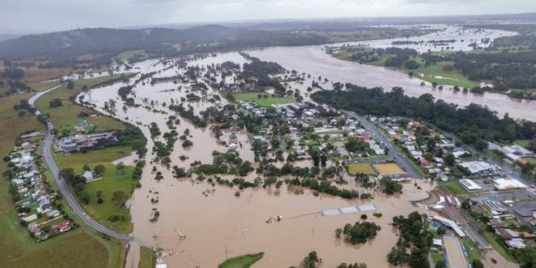 Një i vdekur dhe 50,000 të bllokuar për shkak të përmbytjeve në Australinë lindore