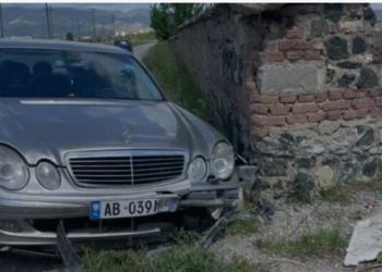 Aksident pranë Drenovës, humb kontrollin e mjetit dhe del nga rruga, lëndohet shoferi