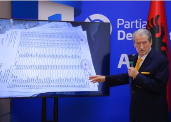 “Treni bullgar mbeti në stacionin e Pekishtit”, Berisha nxjerr videon: Në bar kafenë e një vëzhguesi të PS në Elbasan u gjetën fletë dhe lista votimi