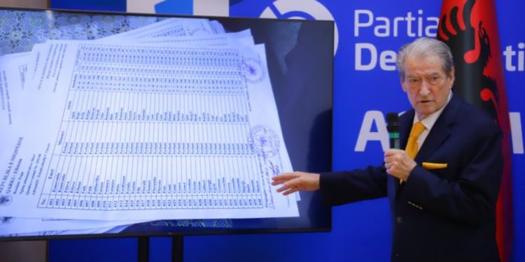 “Treni bullgar mbeti në stacionin e Pekishtit”, Berisha nxjerr videon: Në bar kafenë e një vëzhguesi të PS në Elbasan u gjetën fletë dhe lista votimi