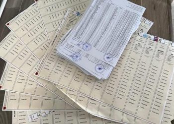 Skandali i ‘trenit bullgar’ në Elbasan/ Në lokalin e kryeplakut të Pelkishtit gjenden fletë votimi, para e materiale zgjedhore (VIDEO)
