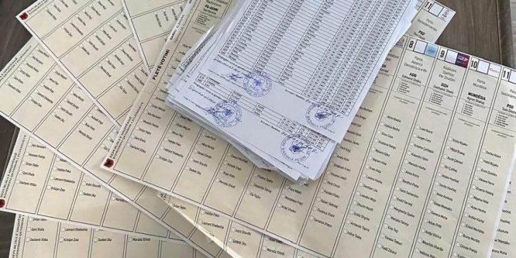 Skandali i ‘trenit bullgar’ në Elbasan/ Në lokalin e kryeplakut të Pelkishtit gjenden fletë votimi, para e materiale zgjedhore (VIDEO)