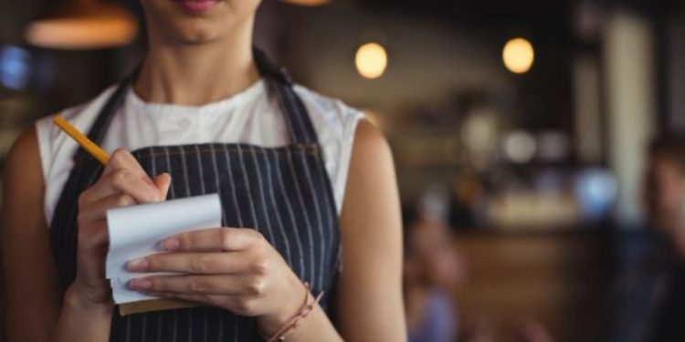 Shkolla nuk po vlen më, në bare dhe restorante paga e kameriereve arrin deri 200 mijë lekë/muaj