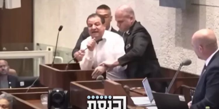 VIDEO/ Dënoi ashpër gjenocidin në Gazë, deputeti në Izrael nxirret me forcë nga salla e parlamentit