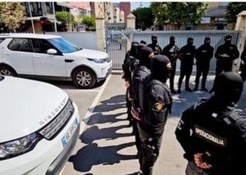 “Rrethohet” Durrësi/ RENEA dhe policia zbarkojnë në qytetin bregdetar, shoqërohen disa persona