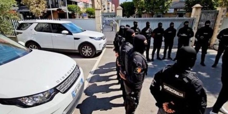 “Rrethohet” Durrësi/ RENEA dhe policia zbarkojnë në qytetin bregdetar, shoqërohen disa persona