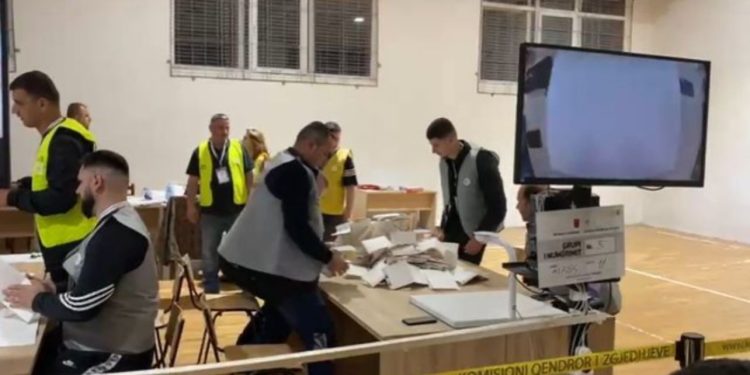 Rasti u denoncua nga Berisha, policia gjen fletë të falsifikuara votimi në lokalin në Peqin