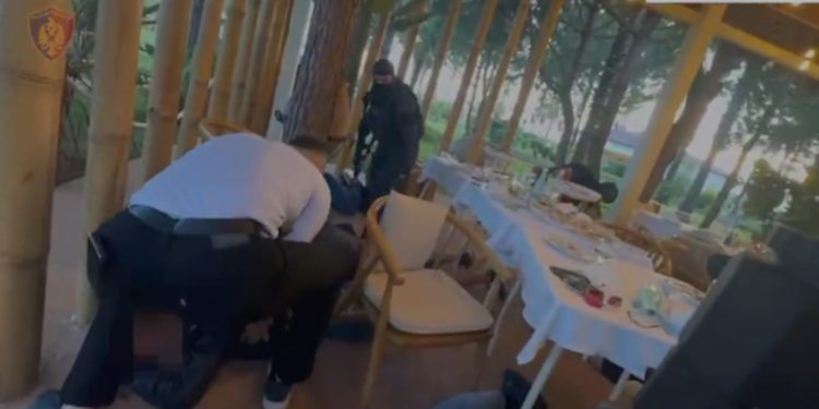Pubikohen pamjet! Momenti kur forcat operacionale të armatosura “bastisin” restorantin dhe arrestojnë Xhevdet Plakun
