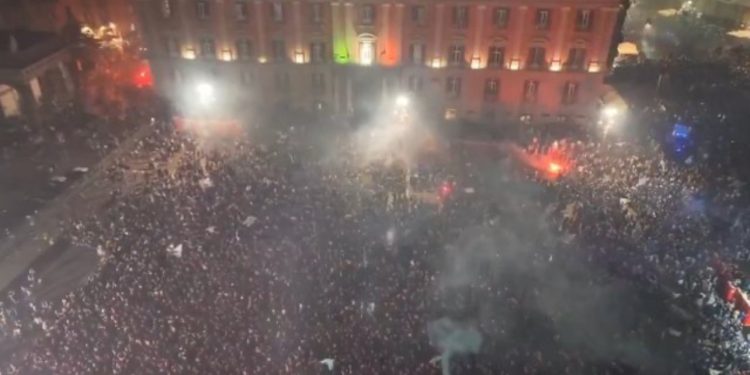 Kaos gjatë festës për titullin, mbi 120 të lënduar në Itali. Çfarë ndodhi pas kurorëzimit të Napolit kampion
