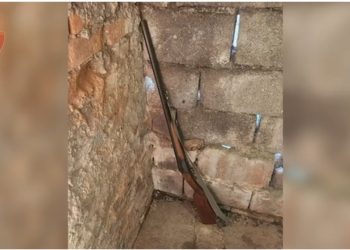 EMRI/ Theu masën e sigurisë “arrest shtëpie” dhe goditi me thikë 34-vjeçarin, vendoset në pranga 28-vjeçari në Vlorë