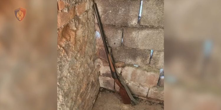 EMRI/ Theu masën e sigurisë “arrest shtëpie” dhe goditi me thikë 34-vjeçarin, vendoset në pranga 28-vjeçari në Vlorë