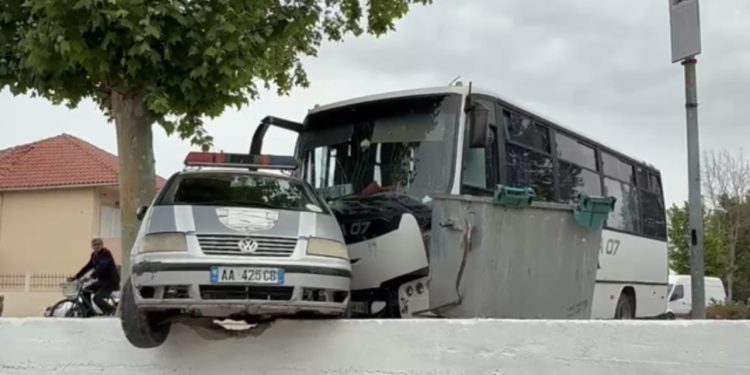 Autobusi përplaset me makinën e policisë bashkiake, 6 të plagosur në Fier
