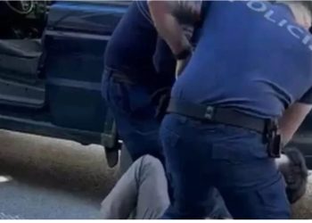 Përplasi 3 makina policie ditën e djeshme në Tiranë dhe plagosi 2 efektivë, në pranga 42-vjeçari Enis Vrapi