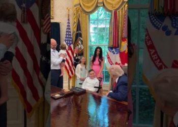 VIDEO/ Presidenti Trump pret familjen shqiptare Xhaferi, në zyrën e tij në Shtëpinë e Bardhë!