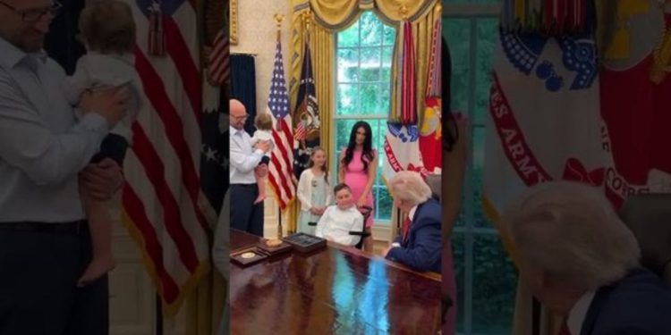 VIDEO/ Presidenti Trump pret familjen shqiptare Xhaferi, në zyrën e tij në Shtëpinë e Bardhë!