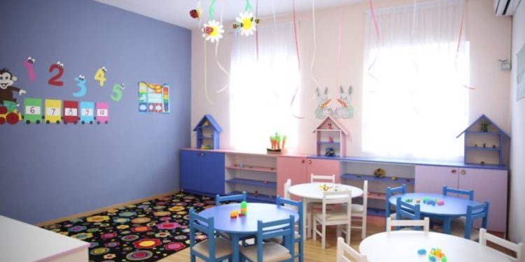 U paraqitën në spital me të vjella dhe temperaturë/ Helmohen nga ushqimi 70 fëmijë në një kopësht në Gramsh, analizat zbuluan prani të bakterit të salmonelës