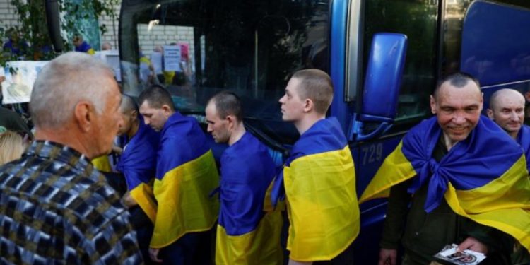 Rusia dhe Ukraina këmbejnë qindra ushtarë në ditën e dytë të këmbimit të burgosurve të luftës