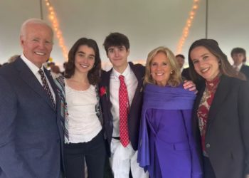 Dalja e tij e parë publike që pas diagnostifikimit me kancer, Joe Biden merr pjesë në ceremoninë e diplomimit të nipit