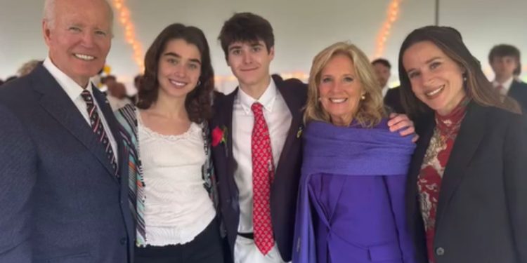 Dalja e tij e parë publike që pas diagnostifikimit me kancer, Joe Biden merr pjesë në ceremoninë e diplomimit të nipit